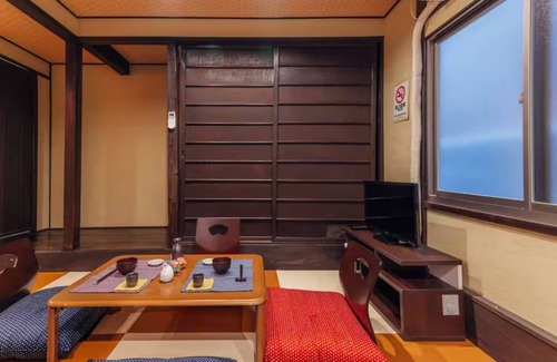 Shikitsuhigashi Apartment | Cozy 3 - 6 - guest homestay. Quick subway to key spots & airports.