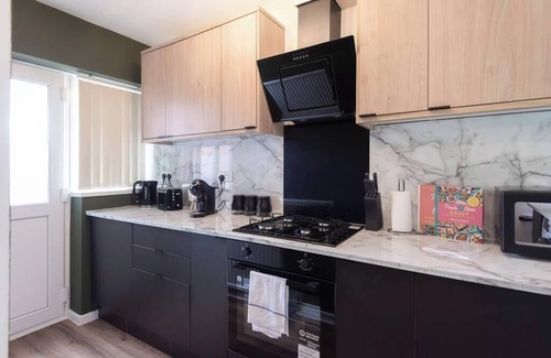 Salford House | Cozy 3 BD House, Perfect for Large Group of 6