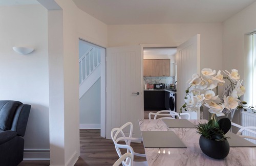 Salford House | Cozy 3 BD House, Perfect for Large Group of 6