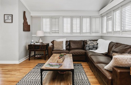 East End House | Cozy 3/Bd Pet Friendly Family Home in Historic Warm Springs area