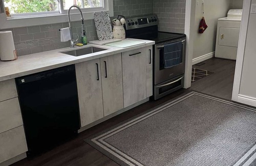 Alcona Cottage | Cozy 3 bdr Cottage with Hot Tub & Sauna - Innisfil
