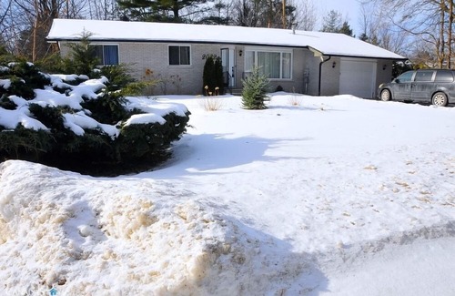 Alcona Cottage | Cozy 3 bdr Cottage with Hot Tub & Sauna - Innisfil