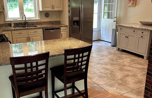 Storrs House | Cozy 3-bed 1.5 baths 1 mile from UConn campus. WiFi AC Patio Kitchen Dining room