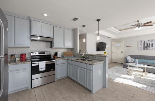 Edinburg Apartment | Cozy 3 Bed 2 Bath Apartment, Near Shopping Plazas, Expressway and Free Parking