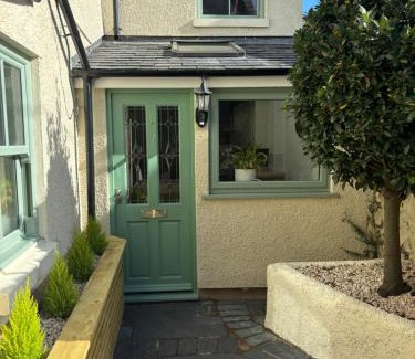 Rhyd-y-foel House | Cozy 3-Bed Cottage with Hot Tub