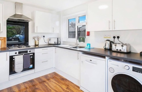 Rushmoor District House | Cozy 3 Bed House for Contractors/Family, Parking