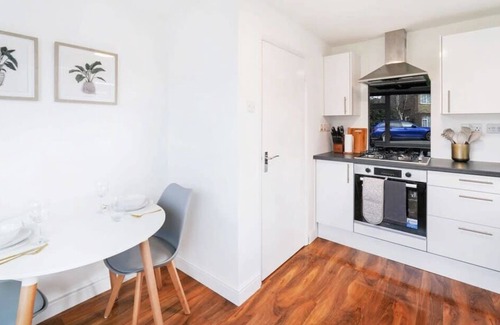 Rushmoor District House | Cozy 3 Bed House for Contractors/Family, Parking