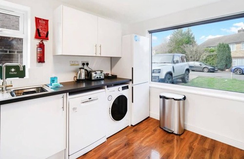 Rushmoor District House | Cozy 3 Bed House for Contractors/Family, Parking