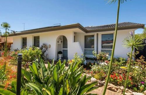 Halls Head House | Cozy 3-Bed House in Halls Head