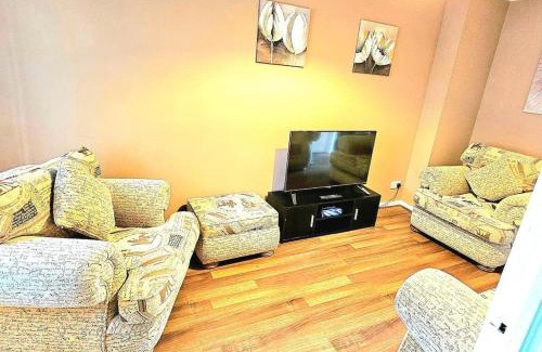 Milton Keynes House | Cozy 3-Bed House Near Willen Lake with Garden