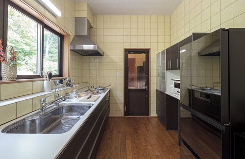 Nishimeya-mura Ski Chalet | Cozy 3 bed rooms Mountain Lodge! Fire place, garden