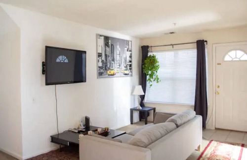 Iselin Apartment | Cozy 3 bed 2 full bath first floor apartment washer dryer 10 minutes to station