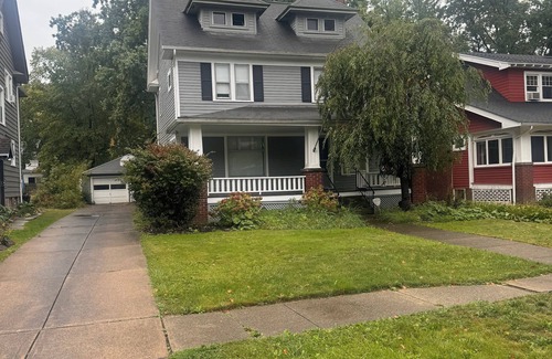 Cleveland House | Cozy 3-bedroom house with WiFi in Cleveland Heights