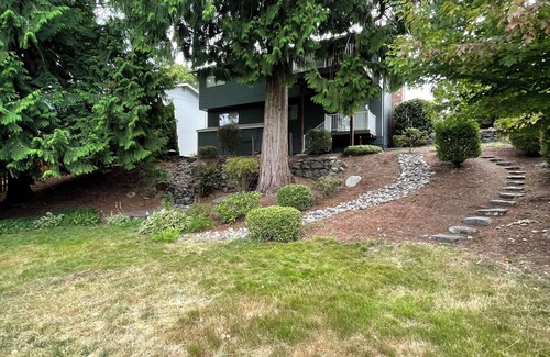 Covington House | Cozy 3-bedroom 2.5 bath house in Kent, recently renovated + All new furniture
