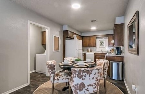 Edmond House | Cozy 3 Bedroom/2 Bath Duplex in Central Edmond w/Double Garage