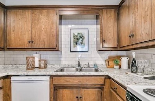 Edmond House | Cozy 3 Bedroom/2 Bath Duplex in Central Edmond w/Double Garage