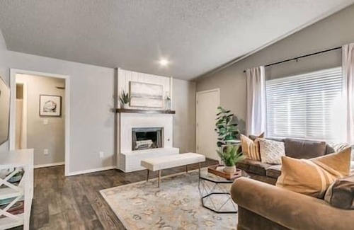 Edmond House | Cozy 3 Bedroom/2 Bath Duplex in Central Edmond w/Double Garage