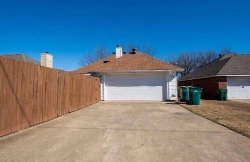 Glenn Heights House | Cozy 3 Bedroom - 2 Bathroom home w/enclosed patio