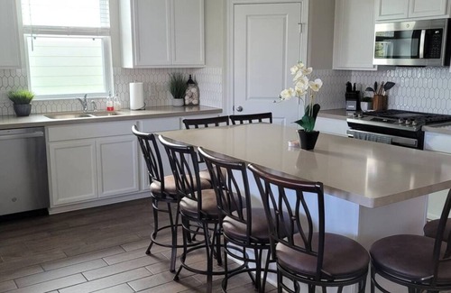 La Porte House | Cozy 3 bedroom 3 bath King Bed Suite near Sylvan Beach