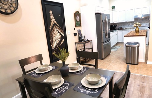 Lawrence Apartment | Cozy 3 Bedroom Apartment Minute's From Downtown Lawrence
