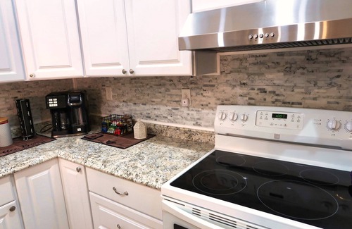 Lawrence Apartment | Cozy 3 Bedroom Apartment Minute's From Downtown Lawrence