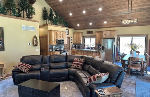 Island Park Cabin | Cozy 3-bedroom cabin with WiFi in soothing Island Park