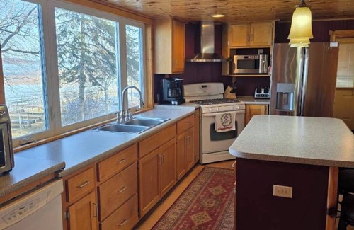 Perham Cabin | Cozy 3-bedroom cabin in wonderful Perham with WiFi, AC and great fishing!
