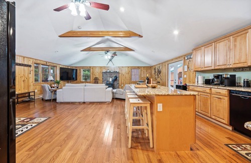 North Haverhill Cabin | Cozy 3-bedroom cabin in charming Haverhill with Hot Tub, Play Area & Fire Pit