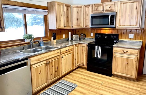 Moose Pass Cabin | Cozy 3-bedroom cabin in welcoming Moose Pass, Alaska.