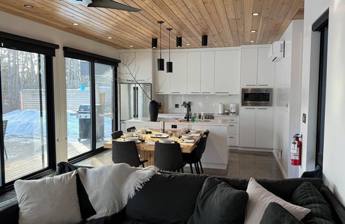 Wasagaming Cabin | Cozy 3-bedroom cabin with WiFi, hot tub and fire pit!
