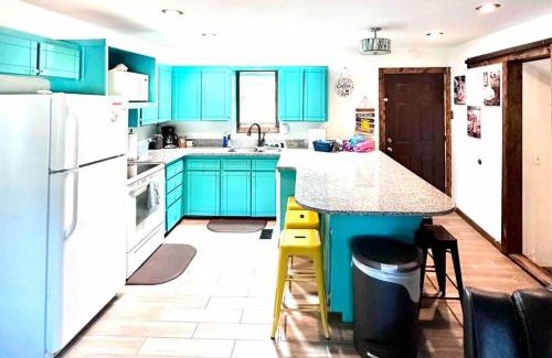 Kingston House | Cozy 3 Bedroom Cabin with Patio, Kids' Playground, and Large Grill