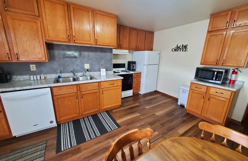 Eau Claire Condo | Cozy 3-bedroom condo with AC and WiFi in enjoyable Eau Claire