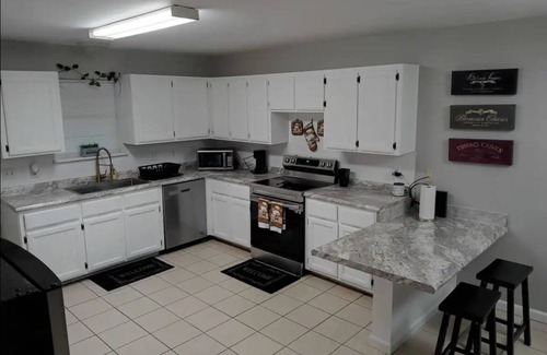Longview Condo | Cozy 3-bedroom condo with WiFi, AC in adorable Longview. Long stays welcomed