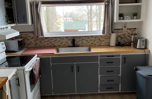 Grey Highlands House | Cozy 3-Bedroom cottage on lake Eugenia. Great Skiing/Hiking spots