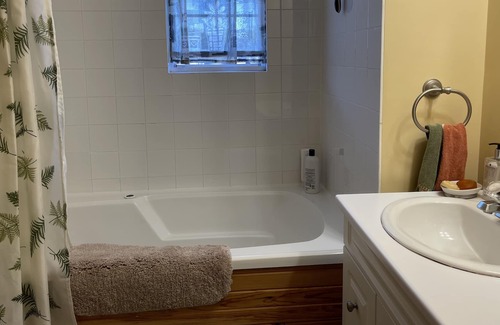Clinton Cottage | Cozy 3 Bedroom cottage with beautiful water view