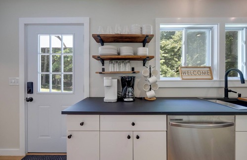 Dickson Cottage | Cozy 3-Bedroom Cottage, Near the Lake