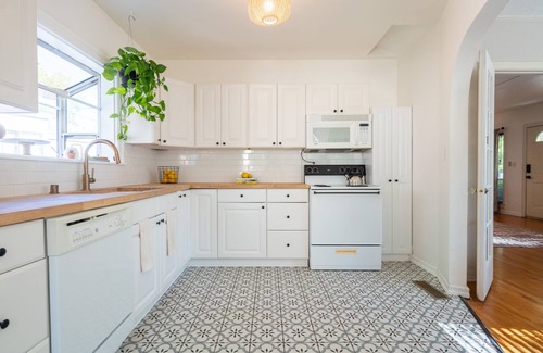 Downtown House | Cozy 3-bedroom cottage on California Street!