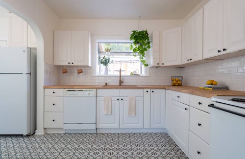 Downtown House | Cozy 3-bedroom cottage on California Street!