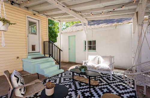Downtown House | Cozy 3-bedroom cottage on California Street!