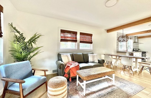 Erie House | Cozy 3 Bedroom Cottage Your Home Away From Home.