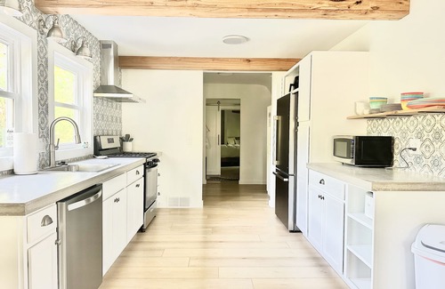 Erie House | Cozy 3 Bedroom Cottage Your Home Away From Home.