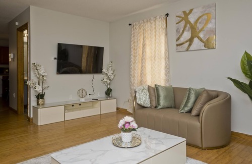 Springfield House | Cozy 3-bedroom Duplex2 in beautiful Springfield with WiFi, central AC