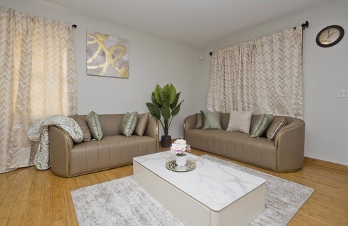 Springfield House | Cozy 3-bedroom Duplex2 in beautiful Springfield with WiFi, central AC