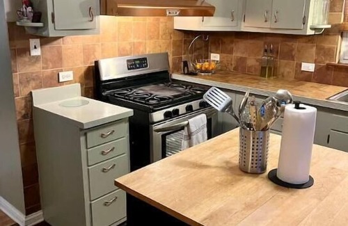 Chicago Lawn House | Cozy 3 Bedroom Family Sized Duplex/9 mins from Midway airport!nn