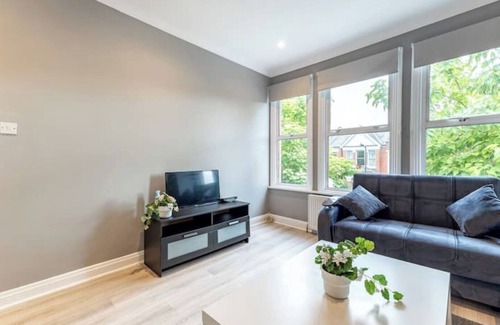Mapesbury Apartment | Cozy 3-bedroom Flat in Willesden Green London
