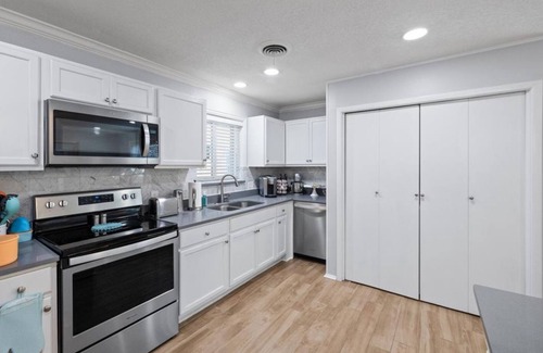 Fort Worth House | "Cozy 3-Bedroom Fort Worth Home with WiFi, AC, Near Zoo, Parks & Attractions!"nn