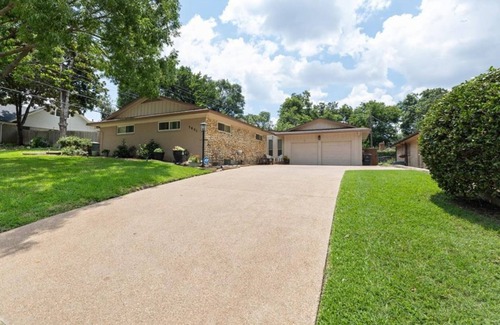 Fort Worth House | "Cozy 3-Bedroom Fort Worth Home with WiFi, AC, Near Zoo, Parks & Attractions!"nn