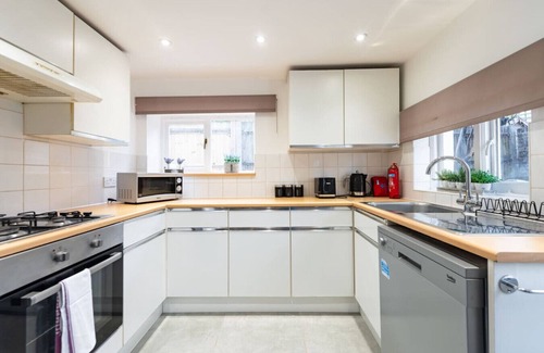 Wimbledon House | Cozy 3-Bedroom Home (WHS17)