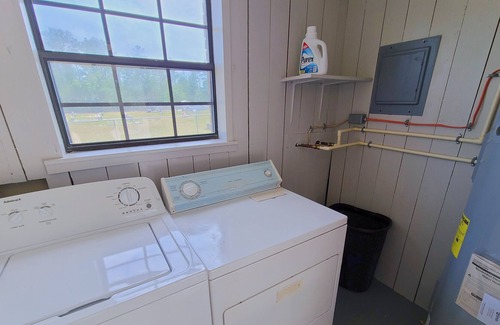 Thomas Drive House | Cozy 3 Bedroom Guesthouse w/Full Kitchen (30 Minutes to the BEACH)