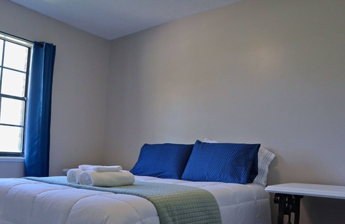 Thomas Drive House | Cozy 3 Bedroom Guesthouse w/Full Kitchen (30 Minutes to the BEACH)